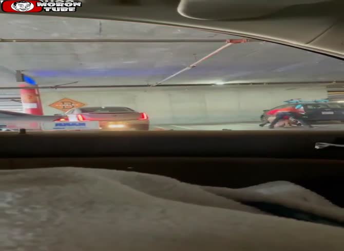 Video :Shock - Three thugs steal her car and purse